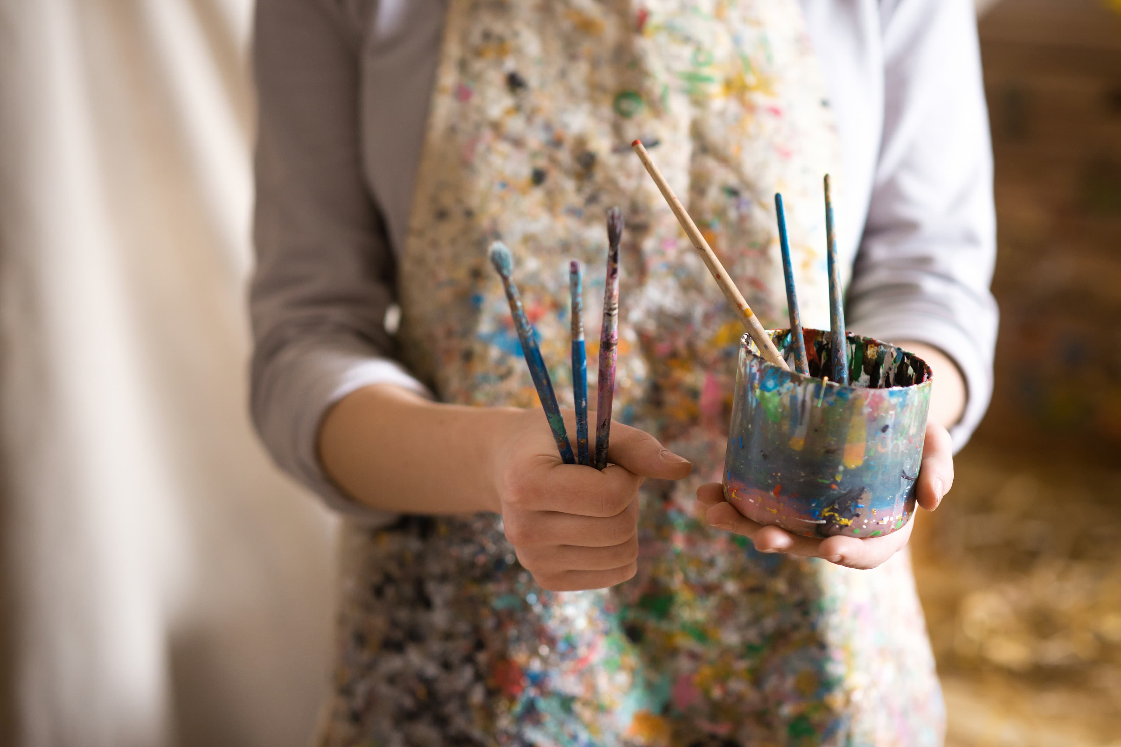 Artista con i pennelli